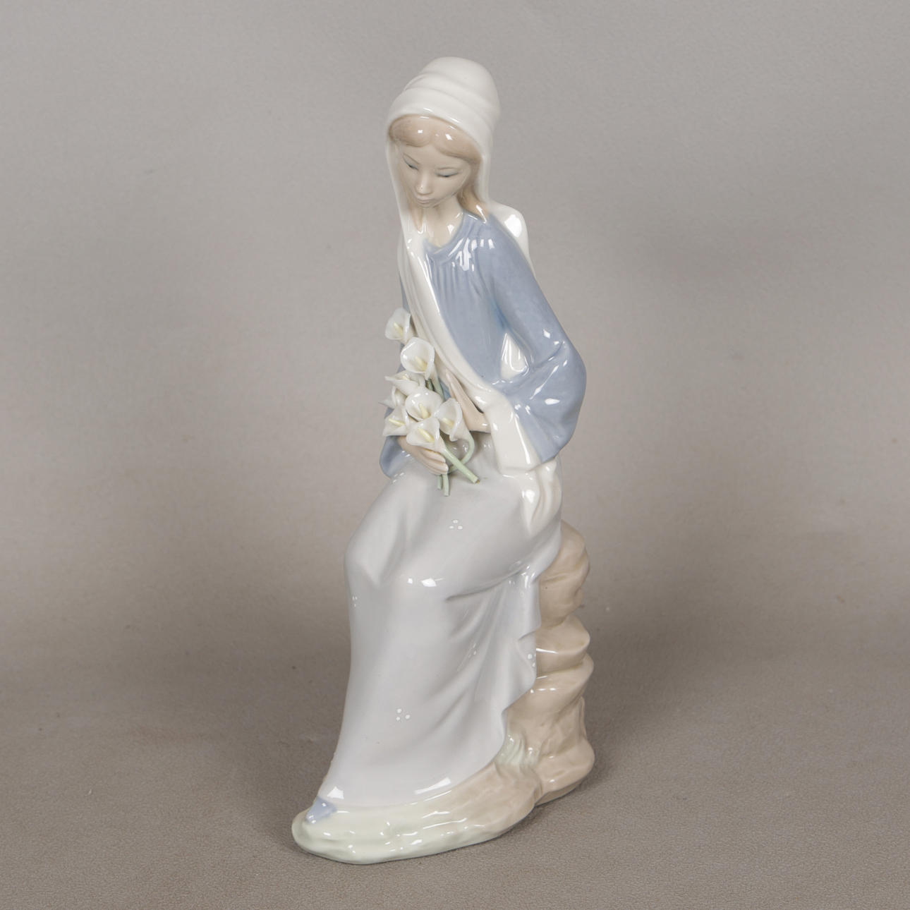 リヤドロ リリィと少女 GIRL WITH LILIES A LLADRO FIGURINE 'GIRL SITTING WITH LILLIES'. Ceramics