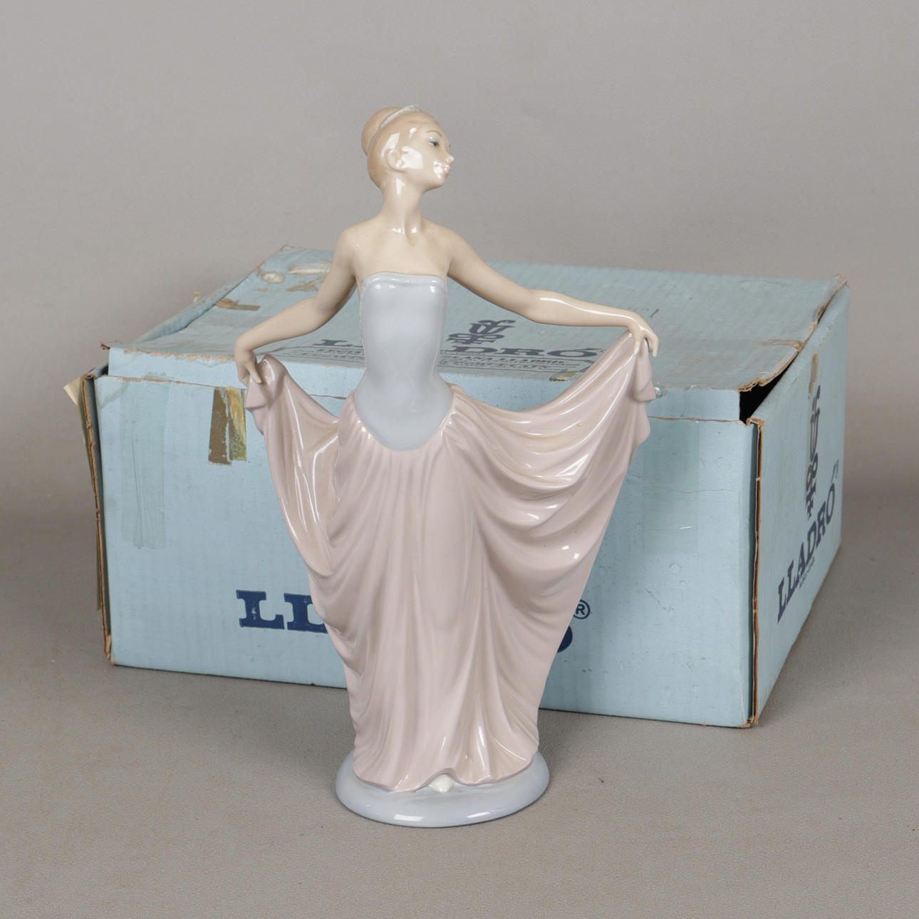 A LLADRO FIGURINE 'DANCER'.