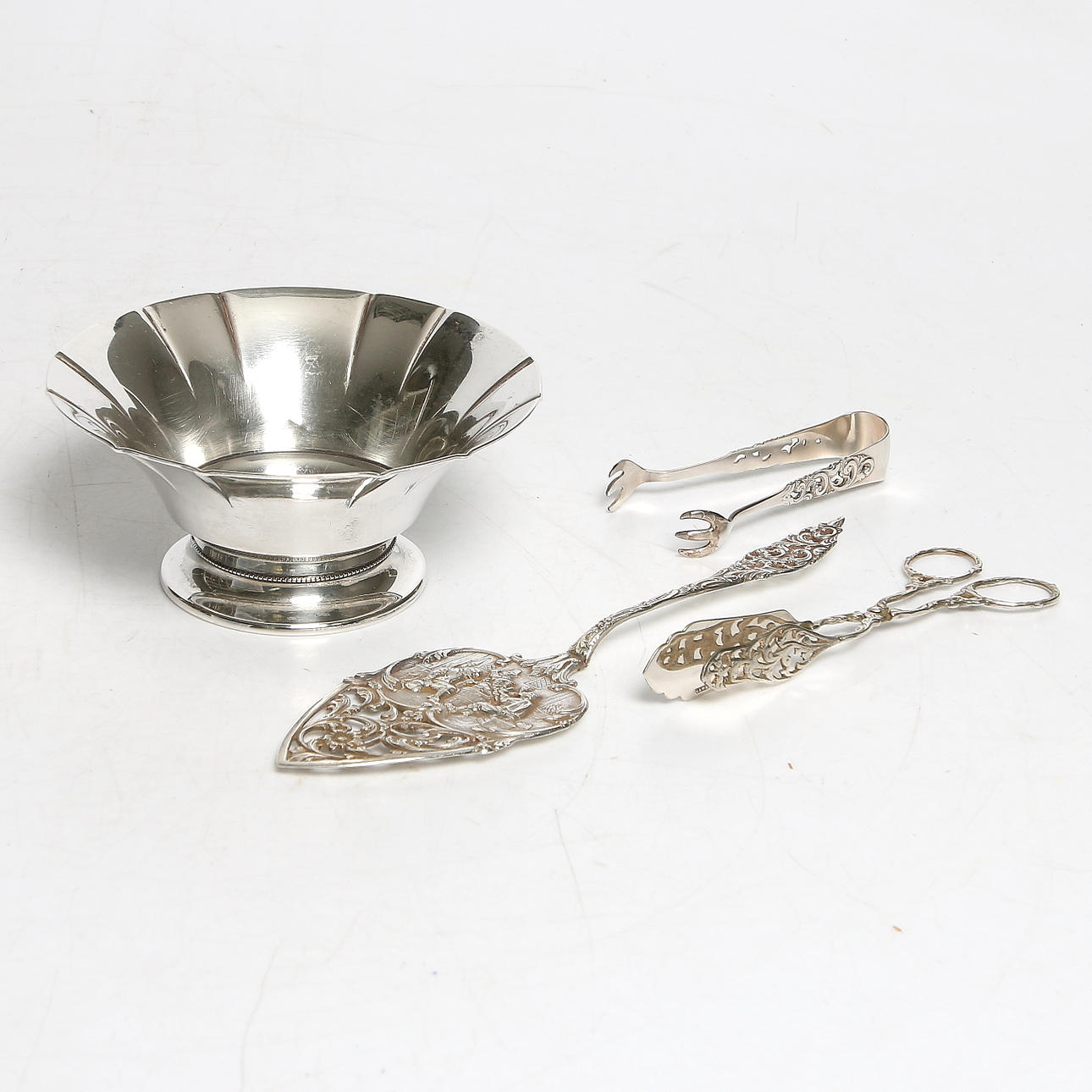 SKÅL, TÅRTSPADE, KAK och SOCKERTÅNG, silver. bl.a.Bröderna Mylius, Norge. Bruttovikt 179 gram.