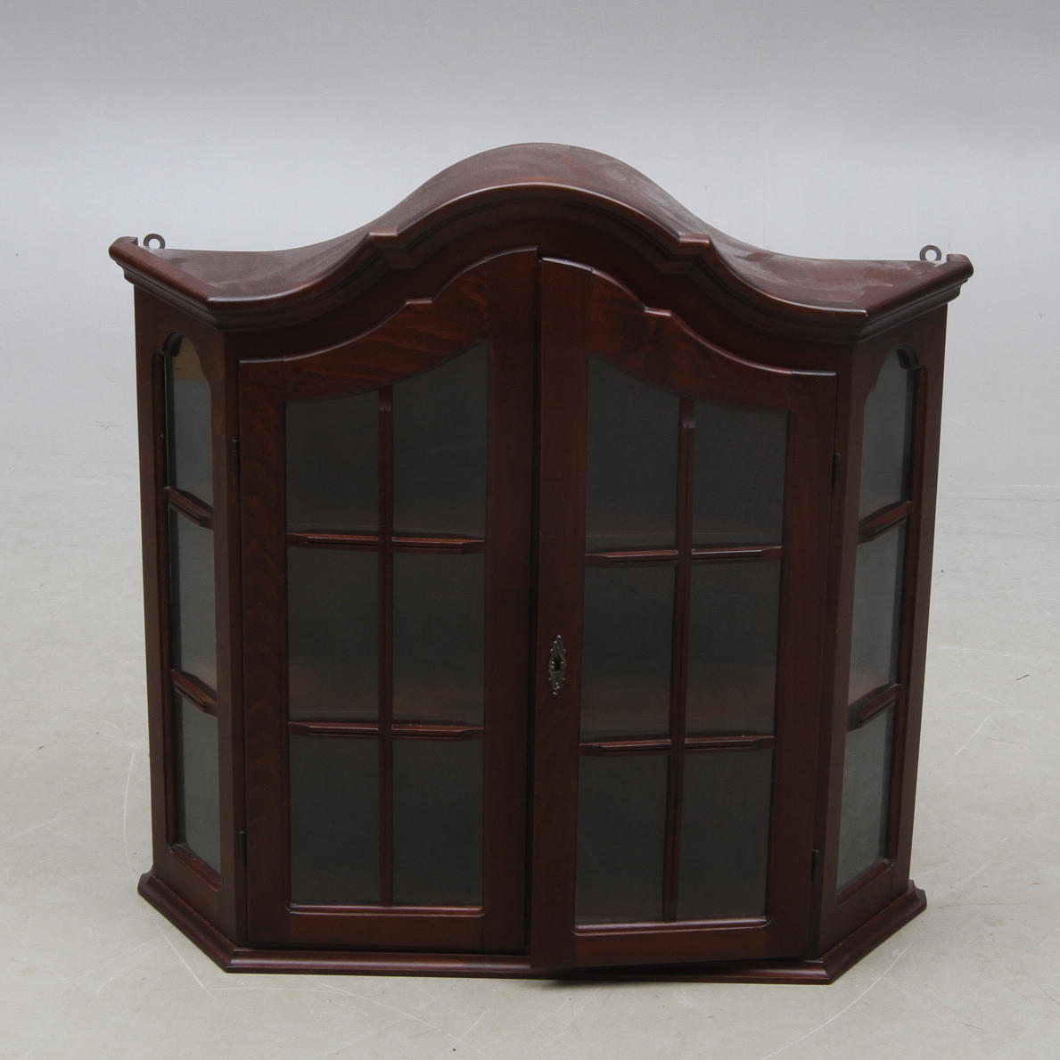 VÄGGVITRINSKÅP, engelsk stil, 1900-talets andra hälft.