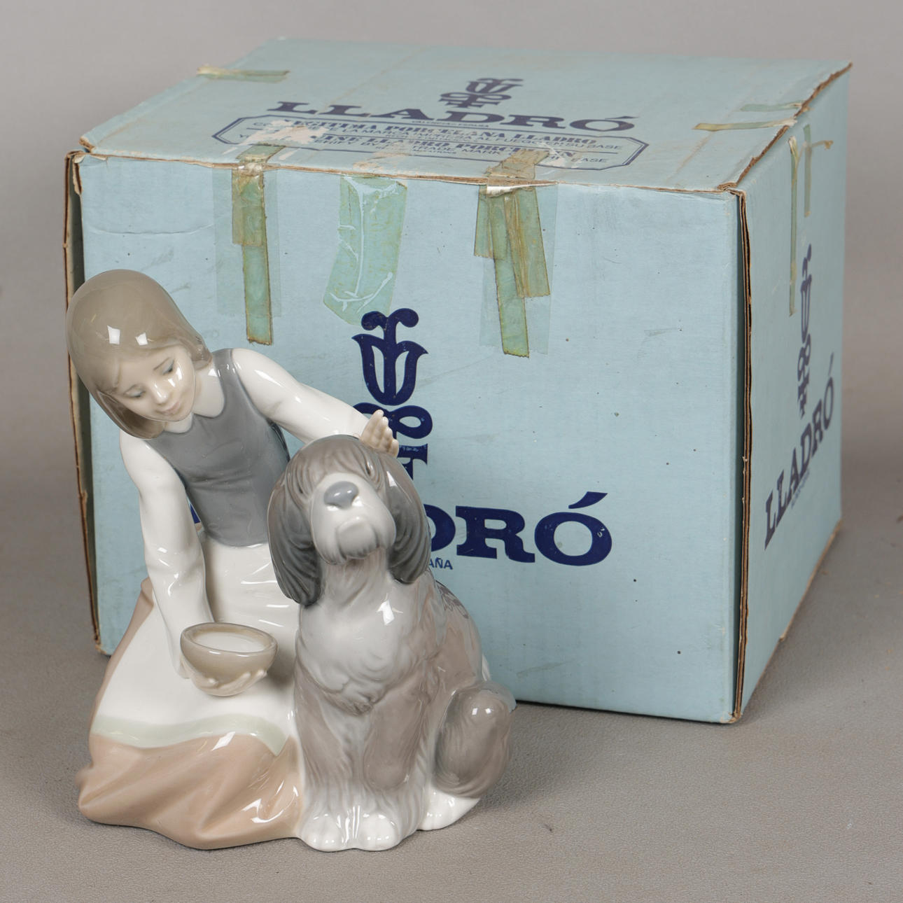 A LLADRO FIGURINE 'CHOW TIME'.