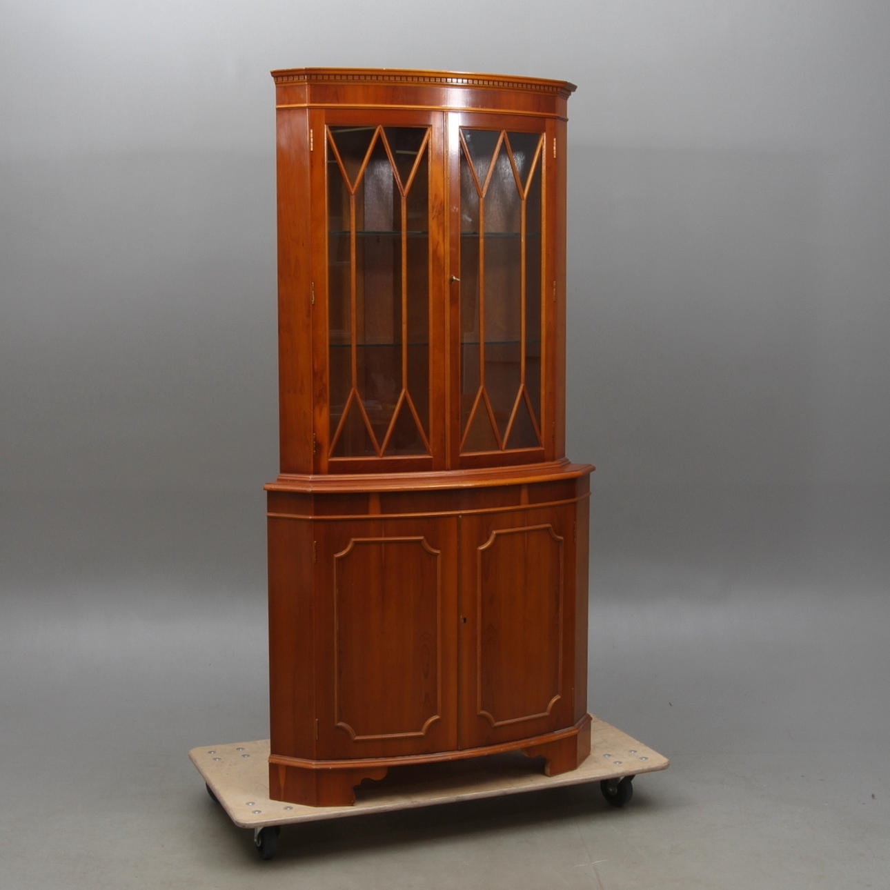HÖRNSKÅP, med vitrinöverdel, engelsk stil, 1900-tal.