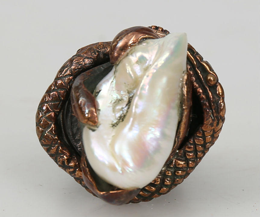 RING, brunpatinerad metall, vit odlad sötvattenspärla och rubin, 2000-tal.