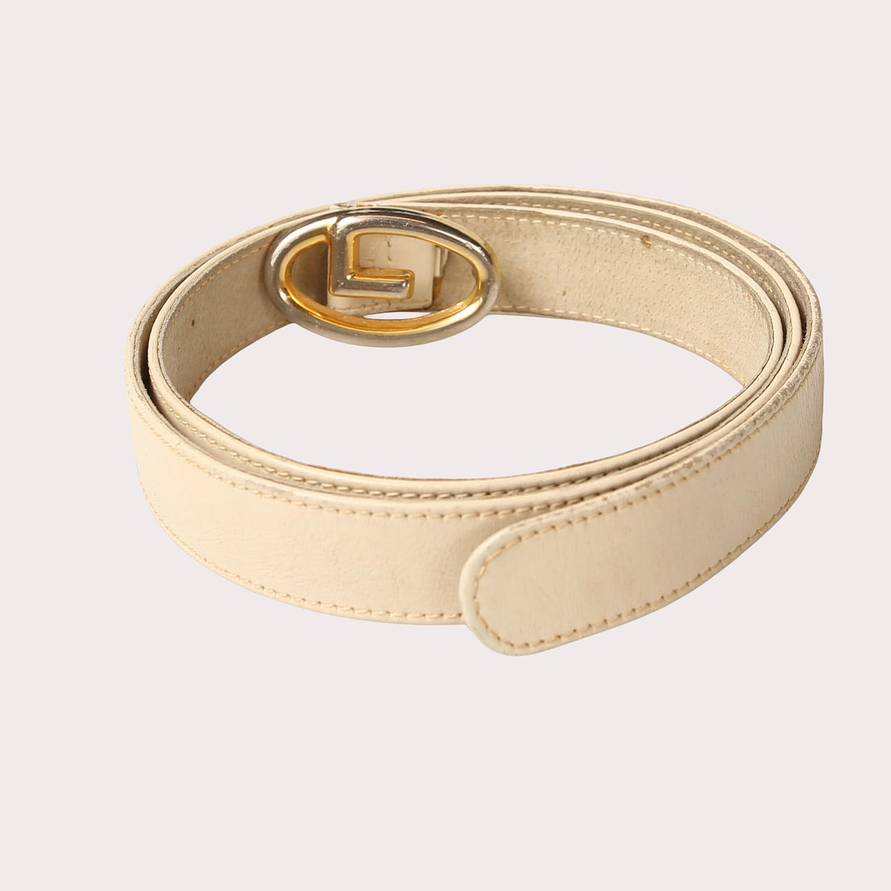 GUCCI, skärp, läder, vitt, förgyllt logotyp spänne.