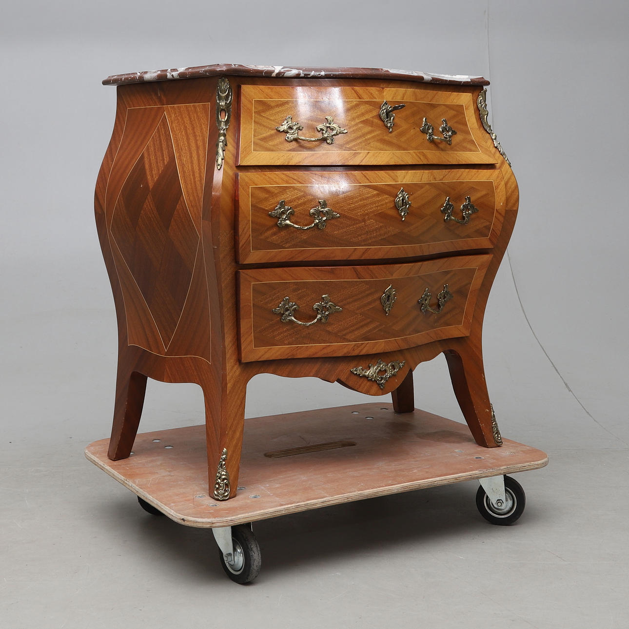 BYRÅ, rokokostil, 1900-tal.