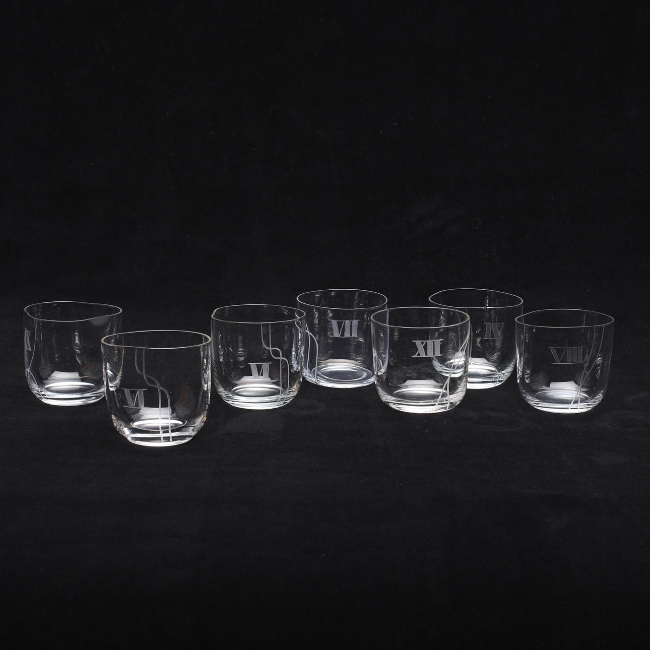 WHISKYGLAS 7 st med graverad dekor av romerska siffror.