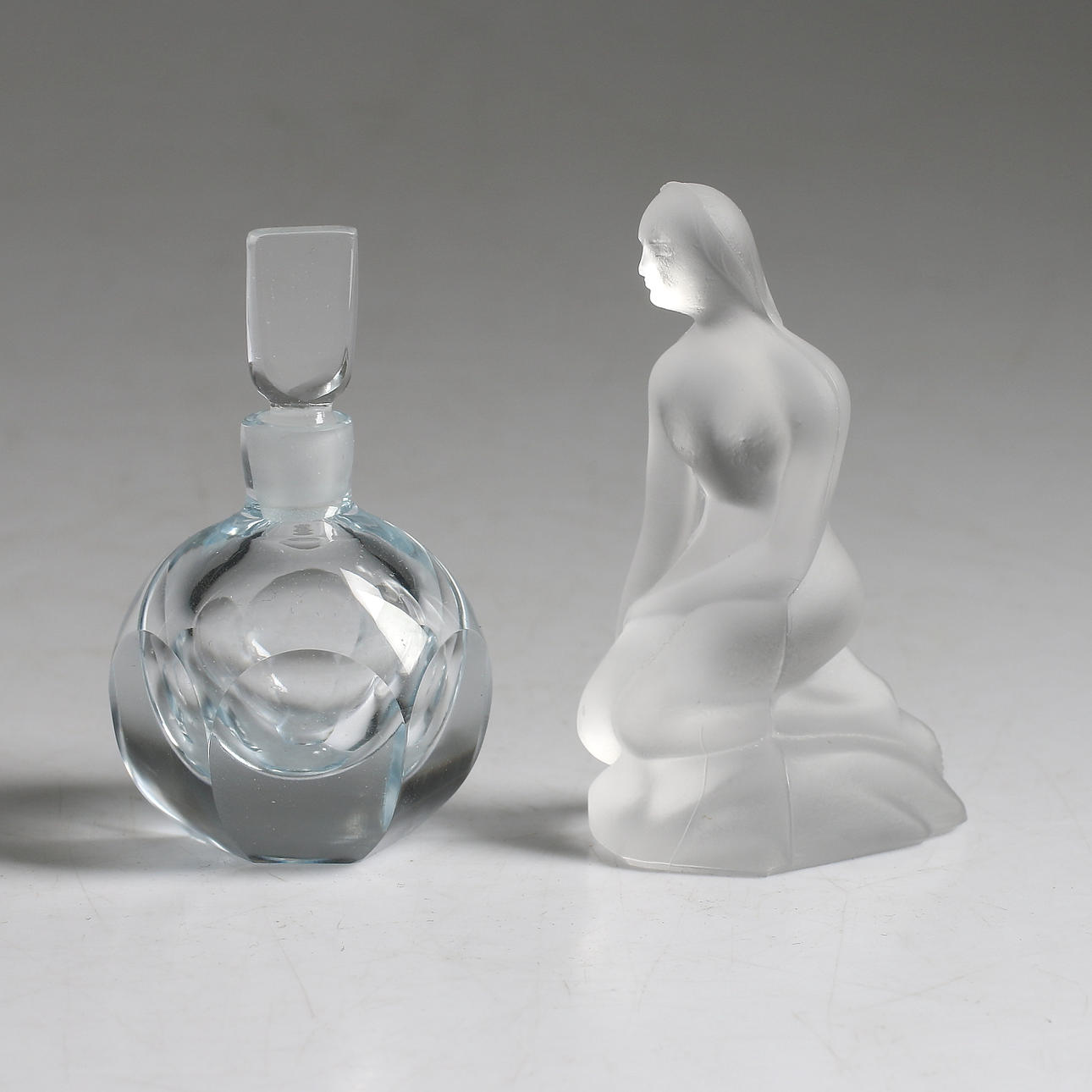 PARFYMFLAKONG och FIGURIN, 2 st, kristall och glas, bl.a. Orrefors, 1900-tal.