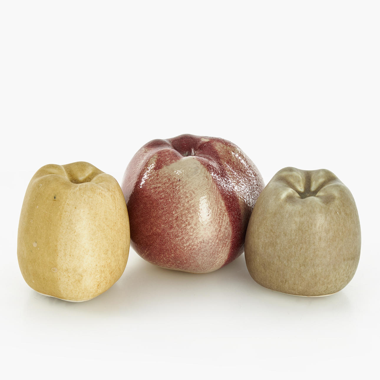 BIRGITTA WATZ. Skulpturer, 3 st, i form av äpplen, stengods.