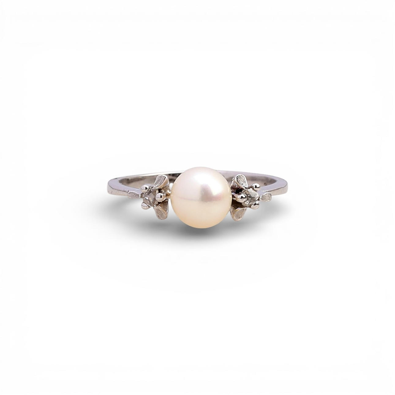 Pearl and diamonds triplet ring.