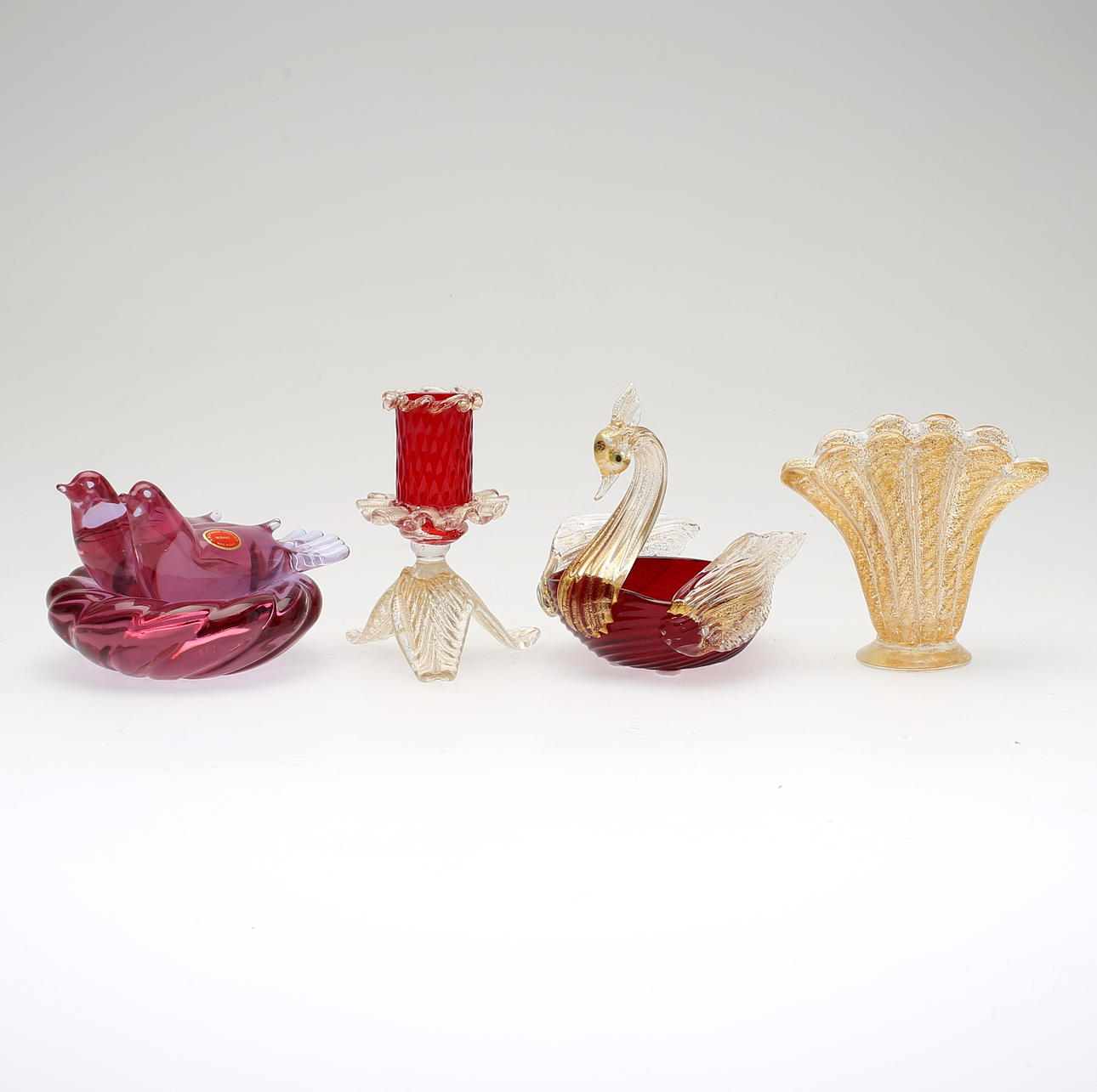 GLASFÖREMÅL, 4 st, bl a Murano, Italien, 1900-talets andra hälft.