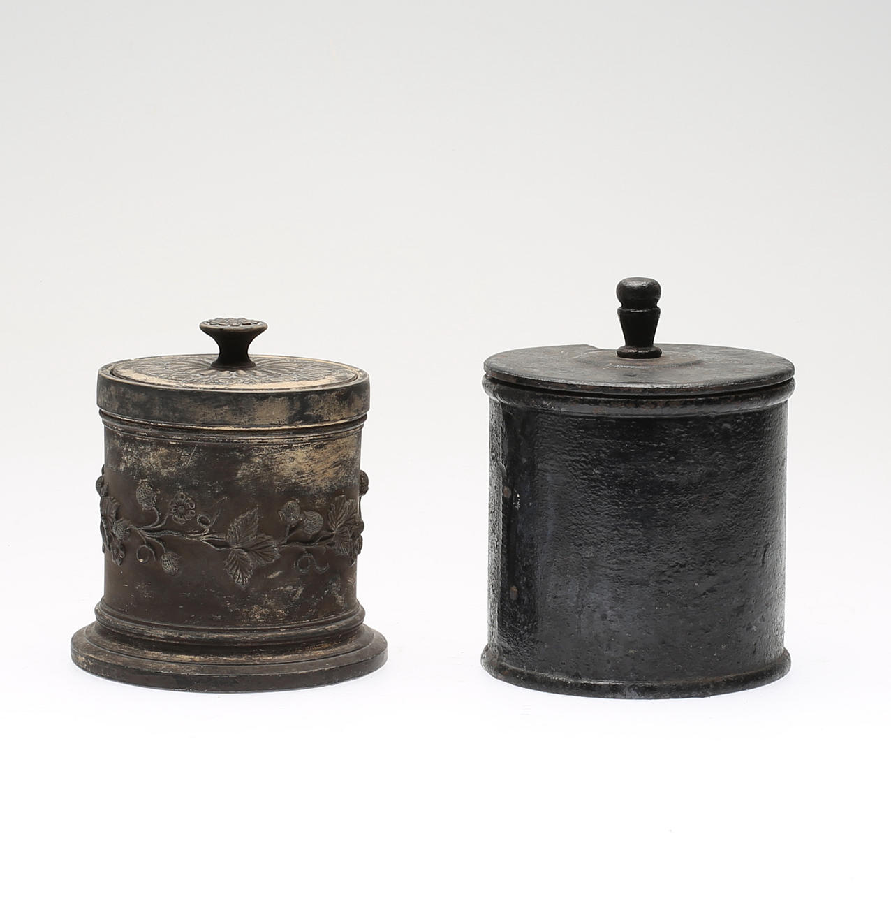 TOBAKSBURKAR, 2 st, gjutjärn samt keramik, 1800/1900-tal.