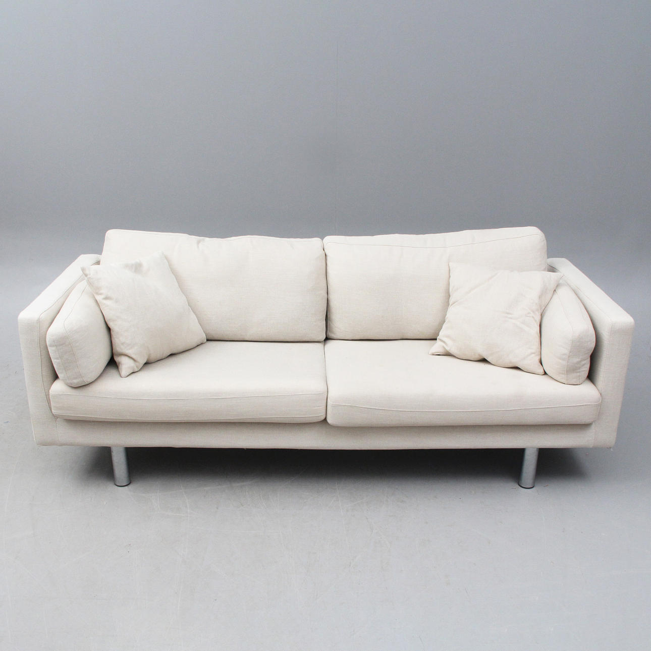 SOFFA, textil klädsel, med metallben.