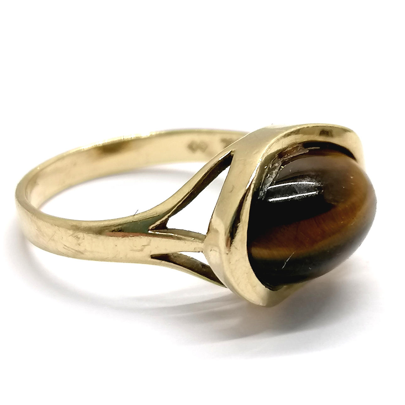 *9ct GOLD TIGERS EYE RING.