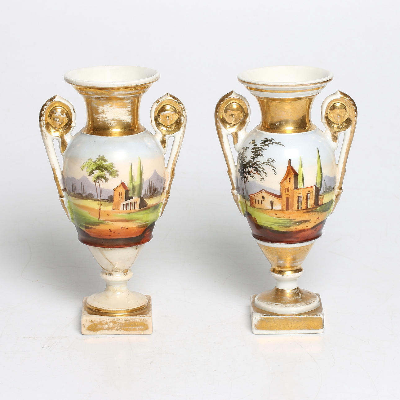 VASER, ett par, porslin, empire, sannolikt Frankrike, 1800-talets första hälft.