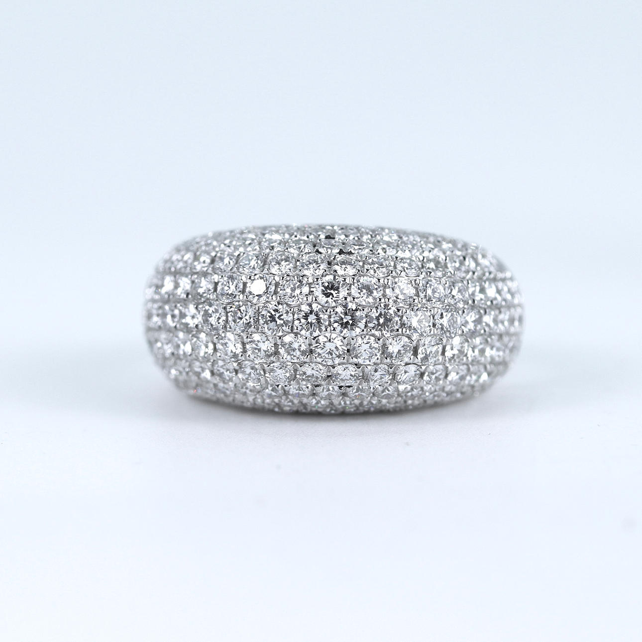 IMPRESSIVE 18CT DIAMOND RING.