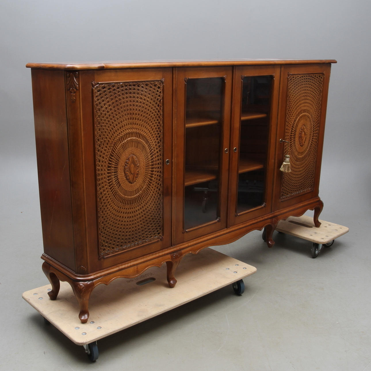 SKÅP med vitrindel, 1900-tal.