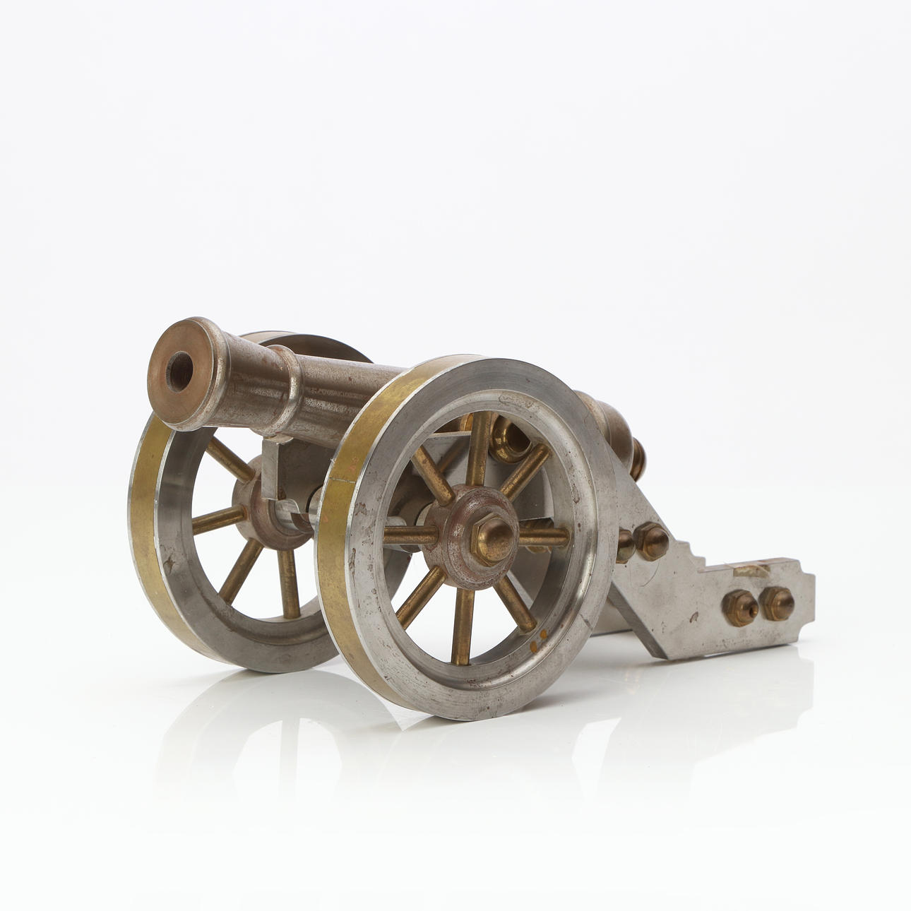 MINATYRKANON. Stål och mässing. 1900-tal.