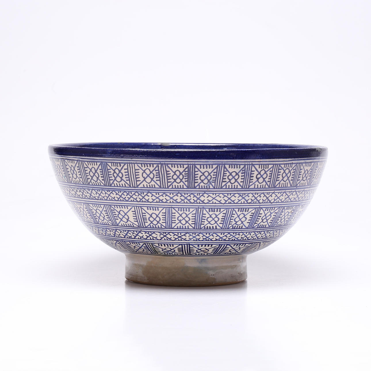A ceramic bowl, oriental, signed at the bottom.