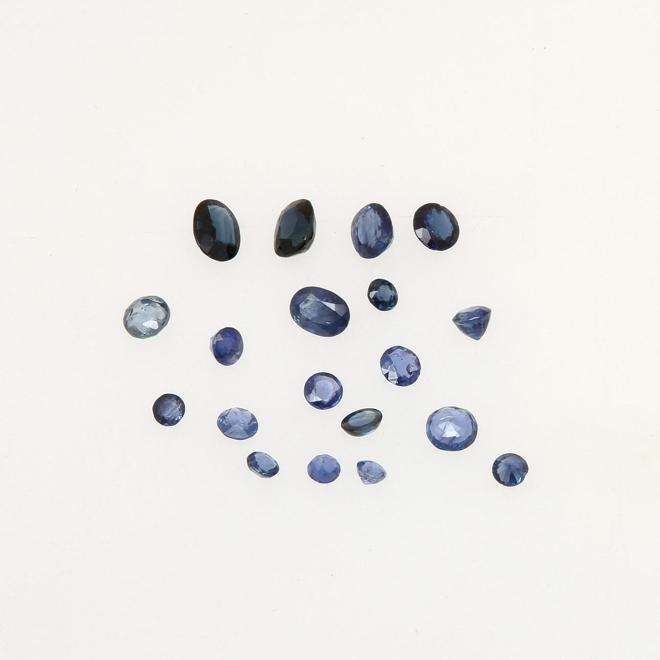 SAFIRER, 19 st, oinfattade. Vikt 7,80 ct.