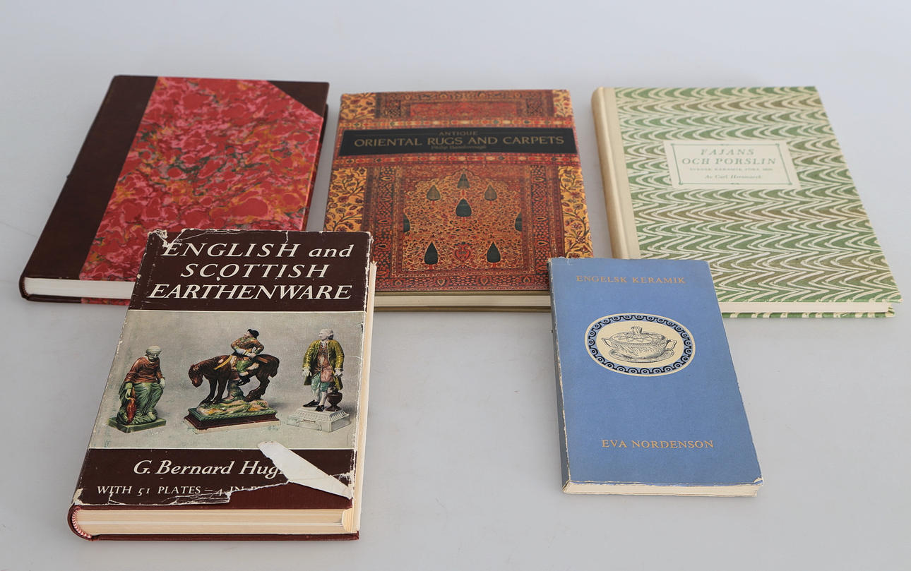 BÖCKER 5 st, Keramik, 3 st och mattor, 2 st, 1900-tal.