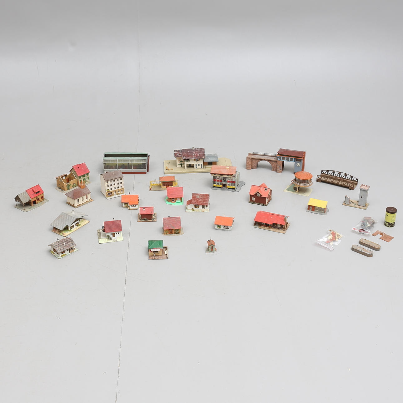 BYGGNADER, tillbehör till tågbana, m.m.