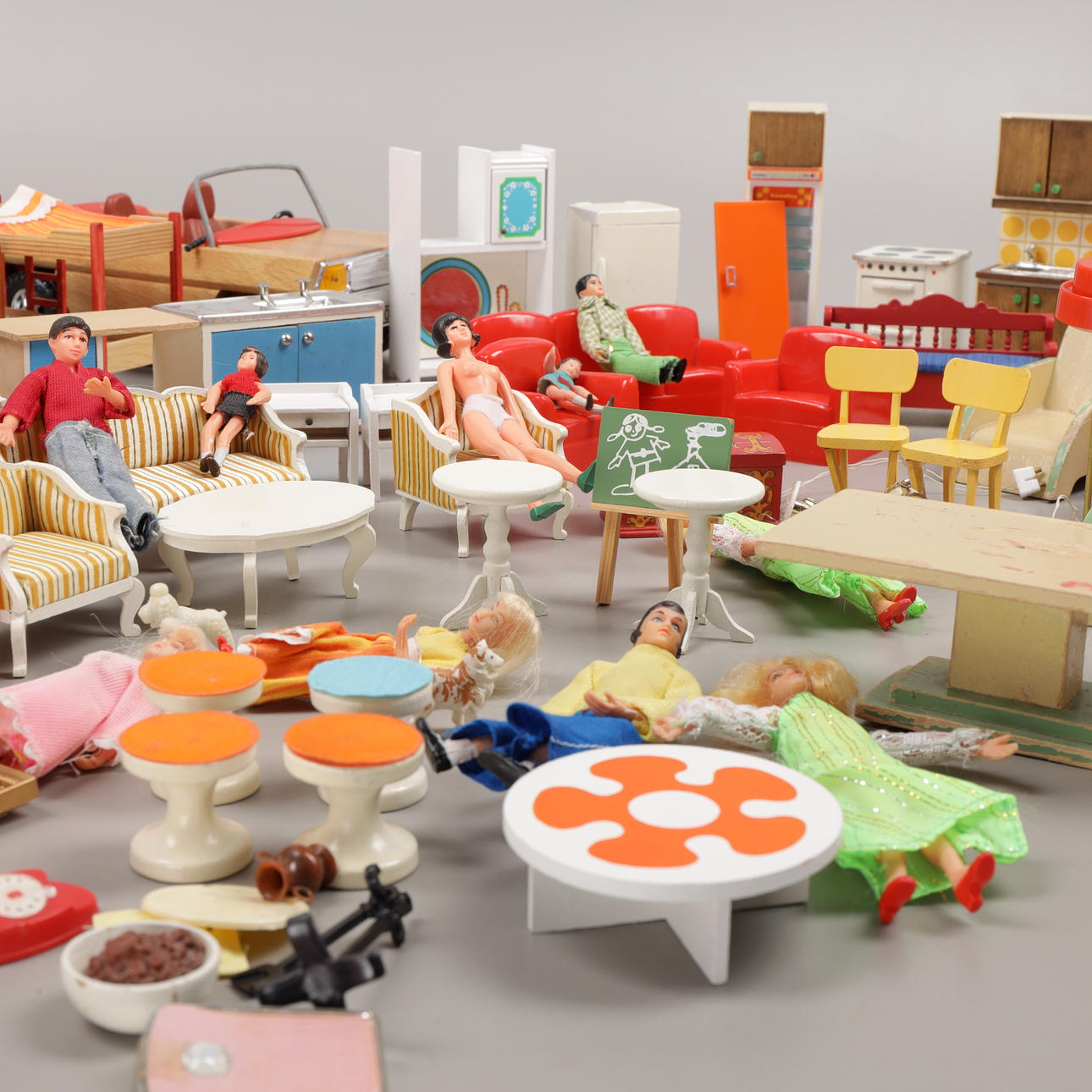 DOCKMÖBLER, INREDNING, parti, 1900-tal.