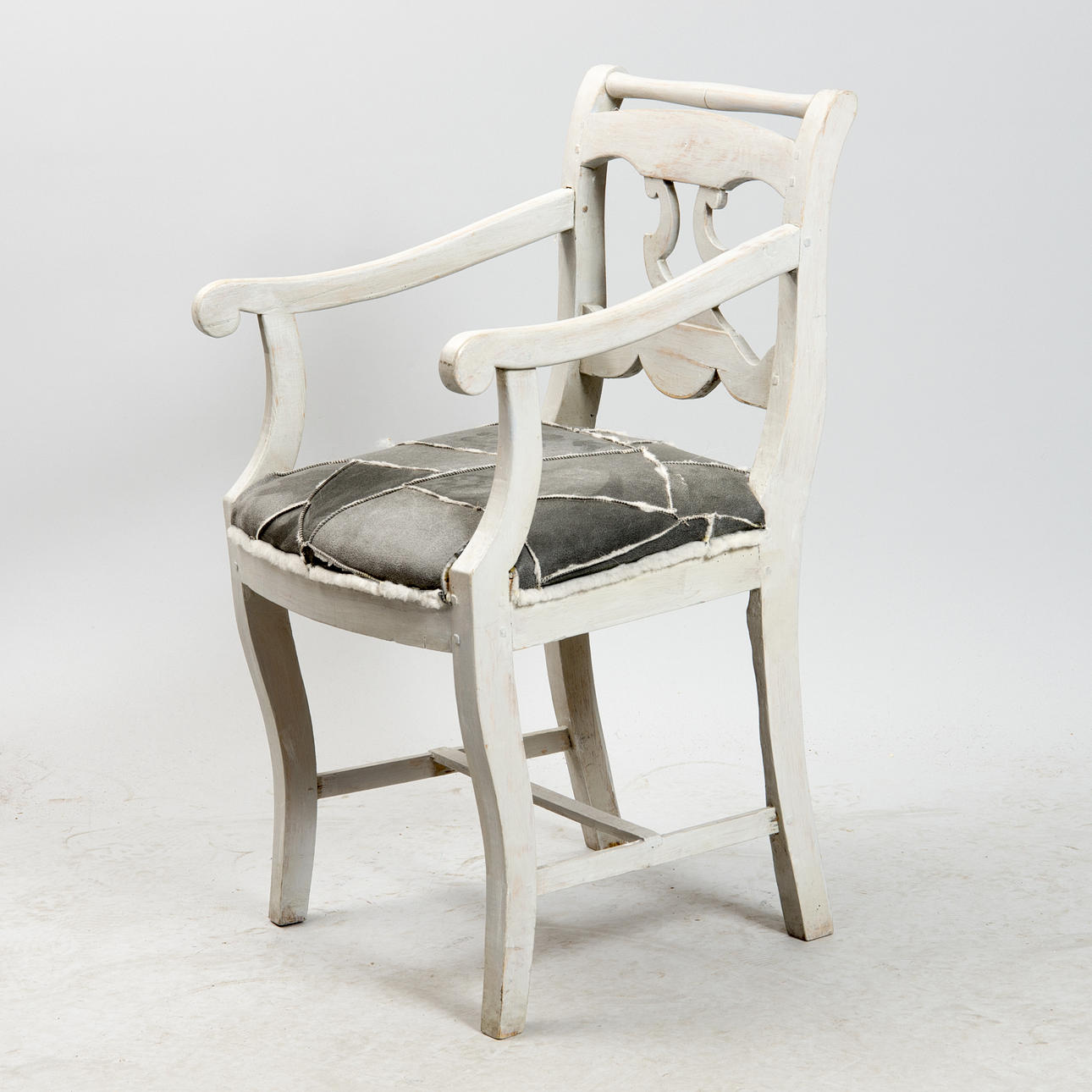 KARMSTOL, gråpatinerad med fårskinnsklädsel.