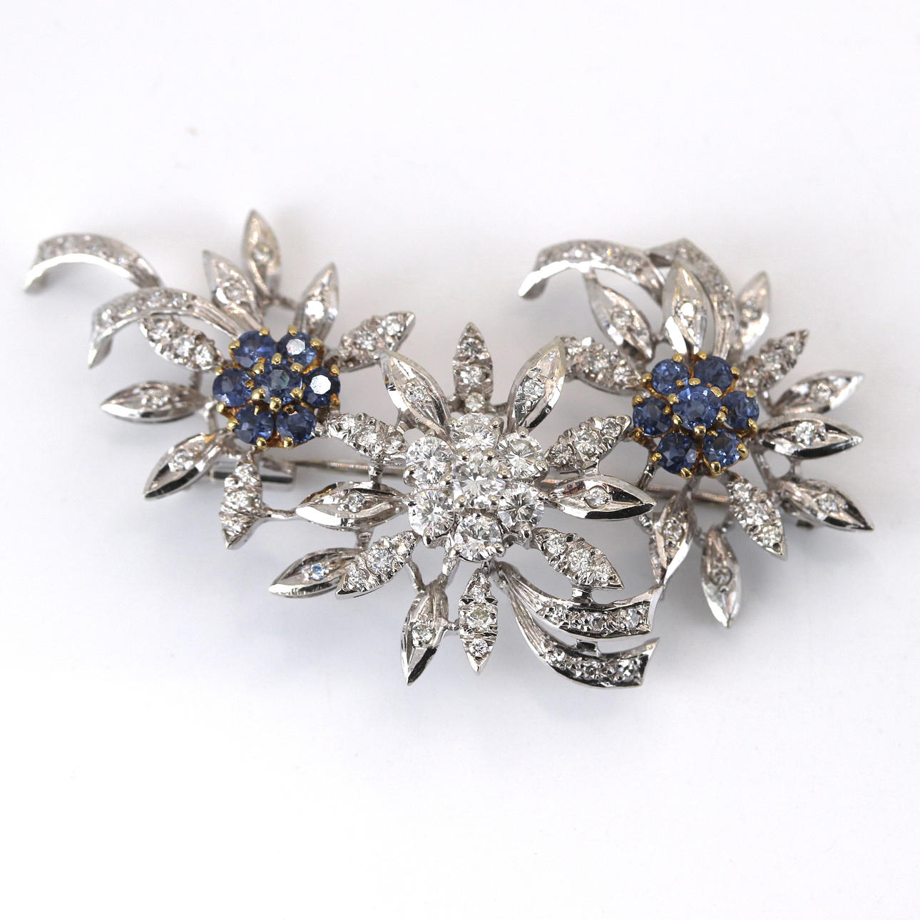 18CT WHITE GOLD DIAMOND BROOCH.