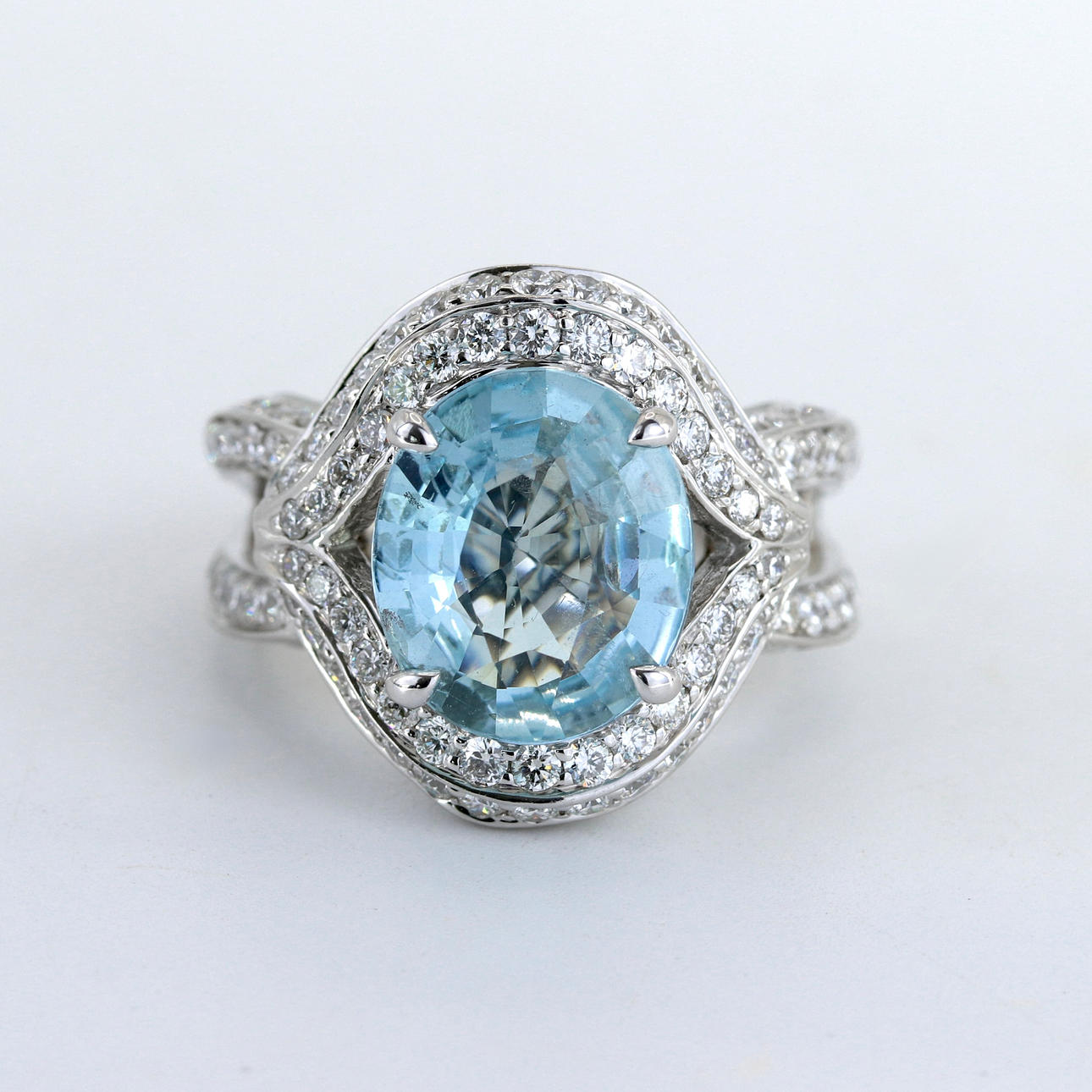 HEAVY 18CT AQUA AND DIAMOND RING.