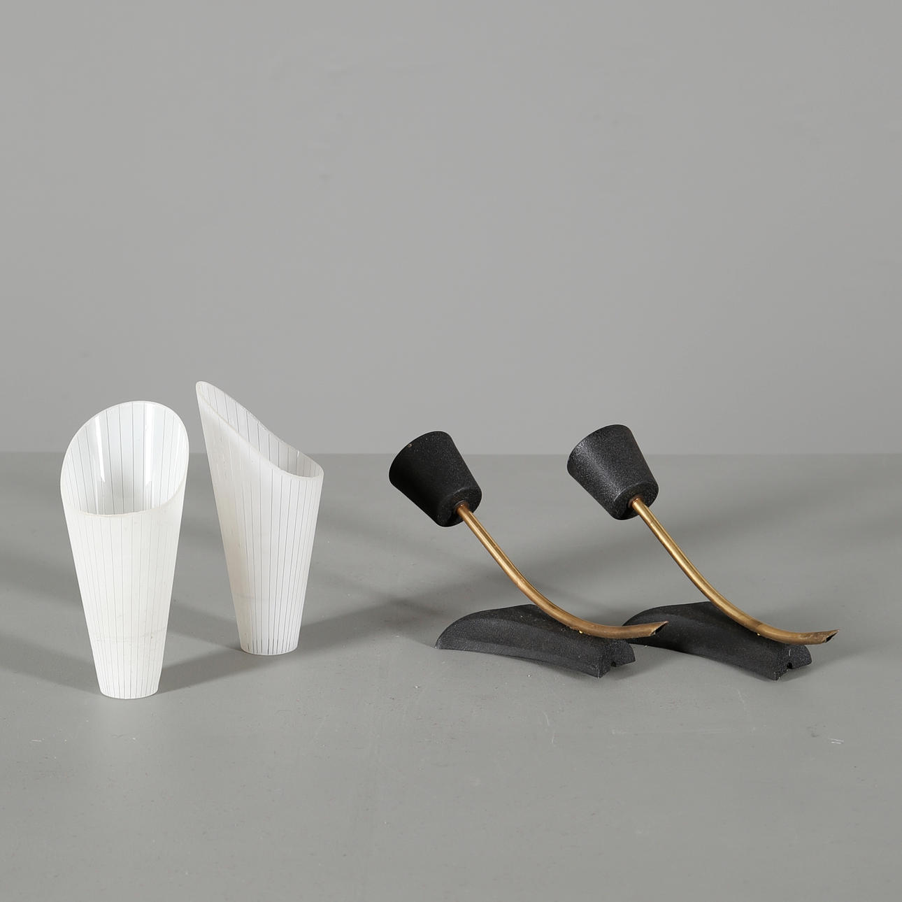 VÄGGLAMPETTER ett par i glas och mässing, 1950-tal.