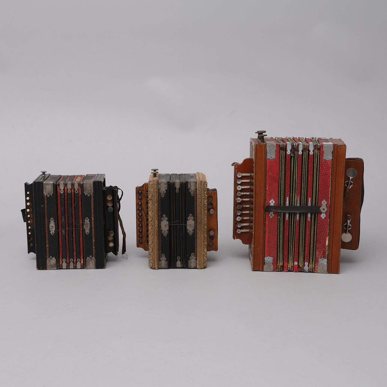 TRES ACORDEONES TIPO MAGDEBURGO, ANTIGUOS.