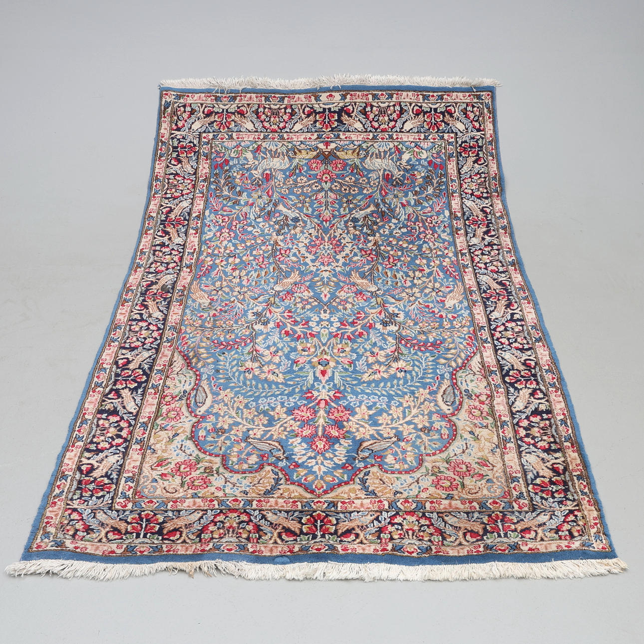 TÆPPE. Håndknyttet persisk Kerman tæppe.