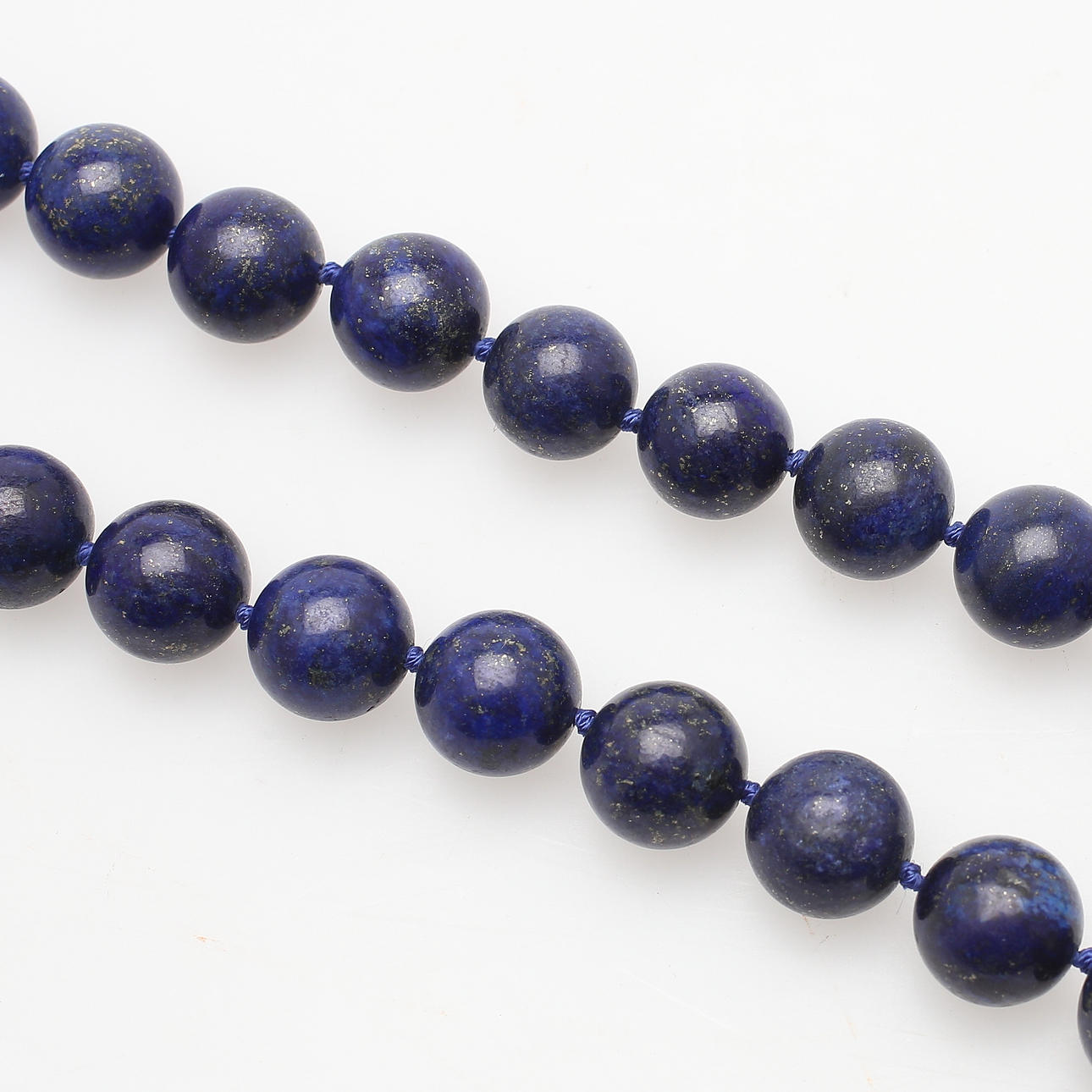 COLLIER, lapis lazuli med lås i sterlingsilver, vikt 128 gram.