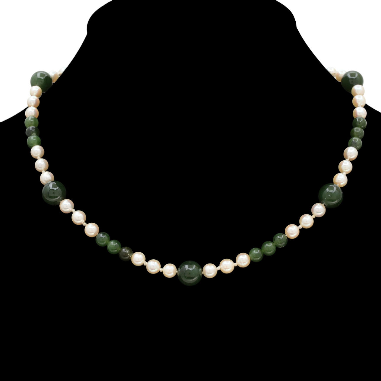 Jade and pearls choker.