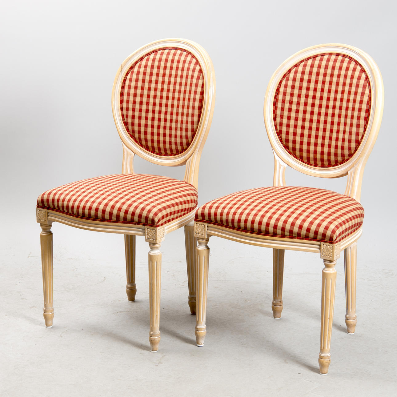 STOLAR, 1 par, vitpatinerade, gustaviansk stil, sent 1900-tal.