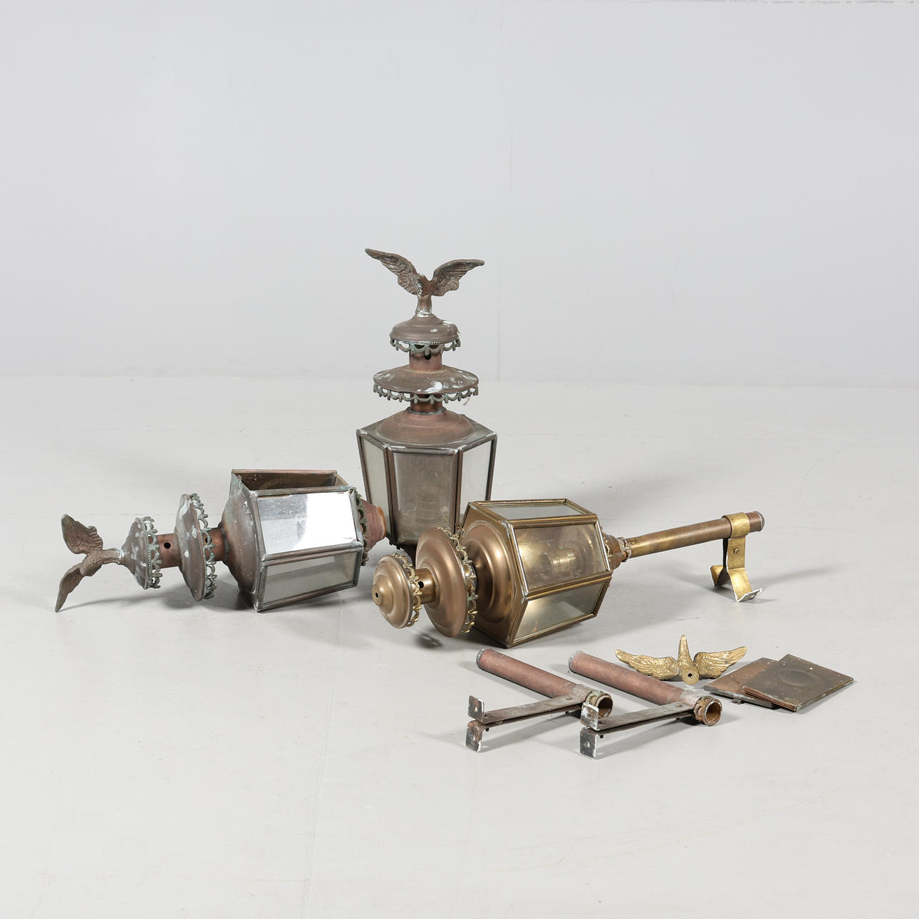 VÄGGLYKTOR, 3 stycken, metall samt glas.