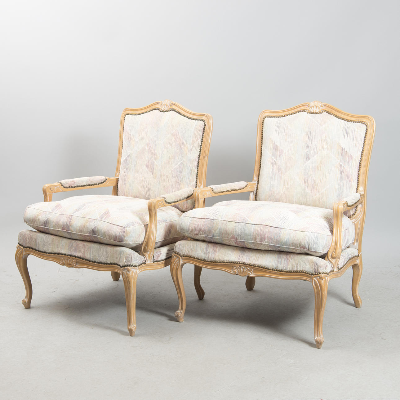 BERGERER, 1 par, vitpatinerade, gustaviansk stil, sent 1900-tal.