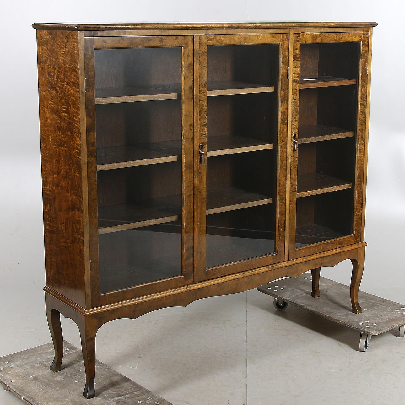 VITRINSKÅP, björk, 3 dörrar. 1920-tal.