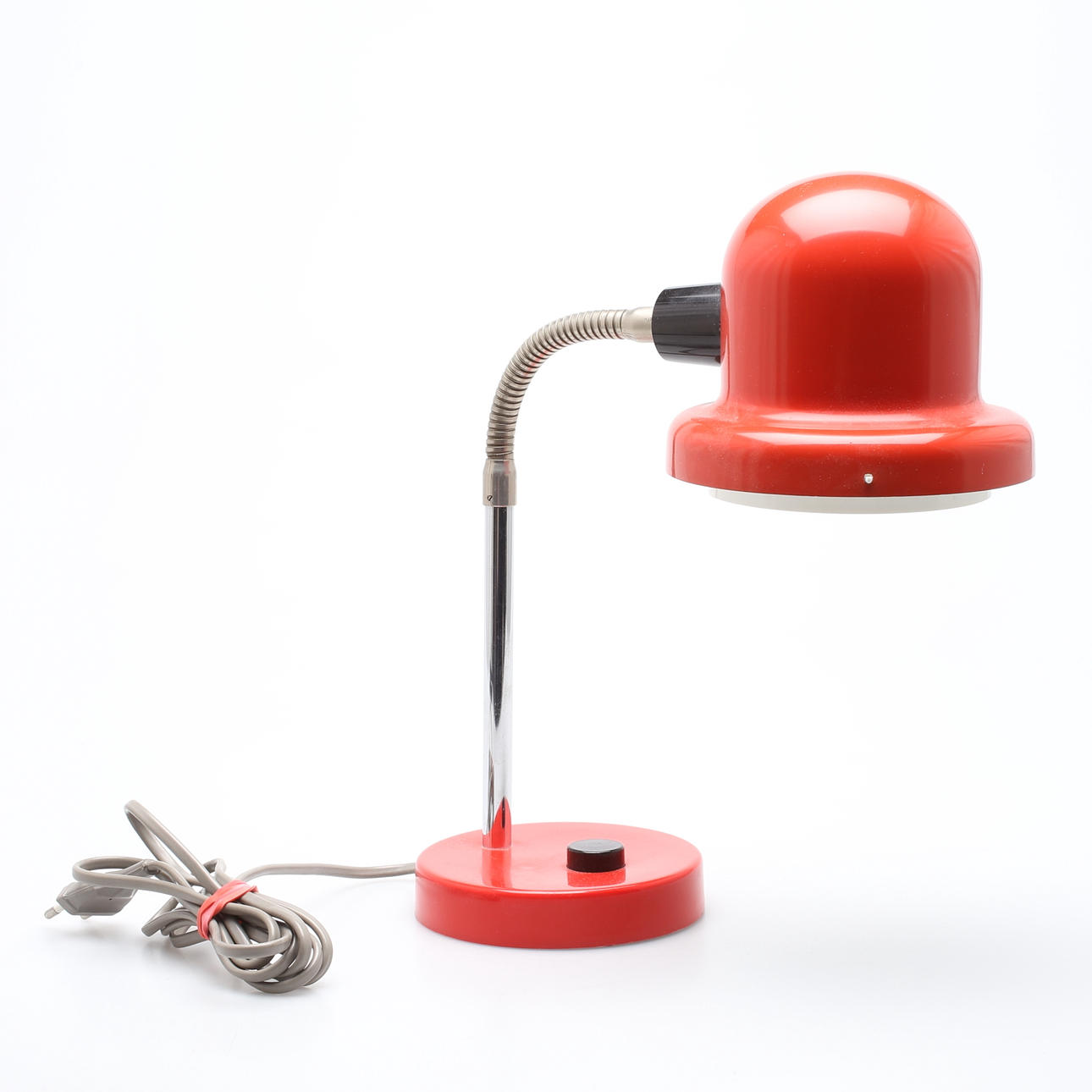 BORDSLAMPA, rödlackerad plåt, Elidus, 1980-tal.