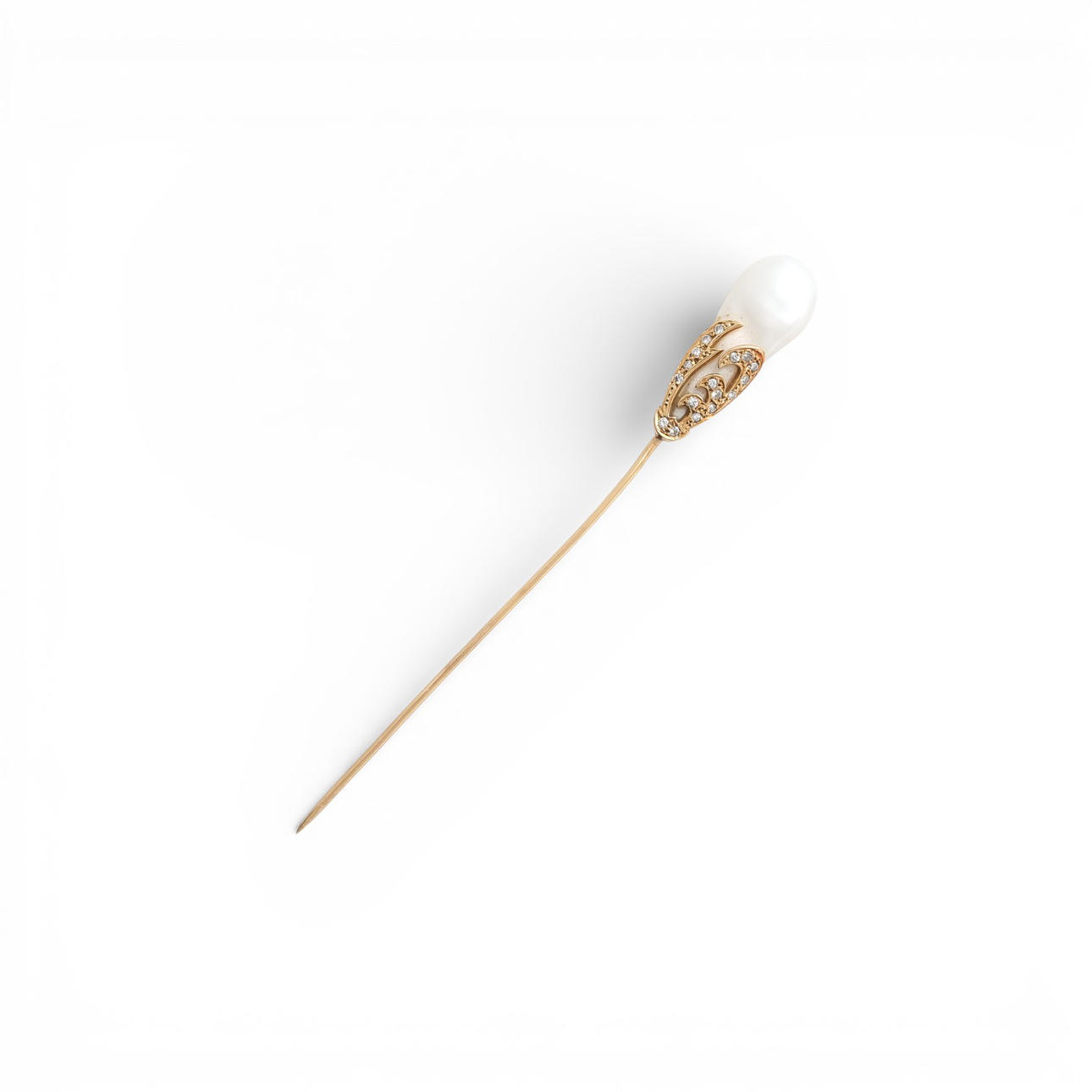 Pearl and diamonds tie pin.