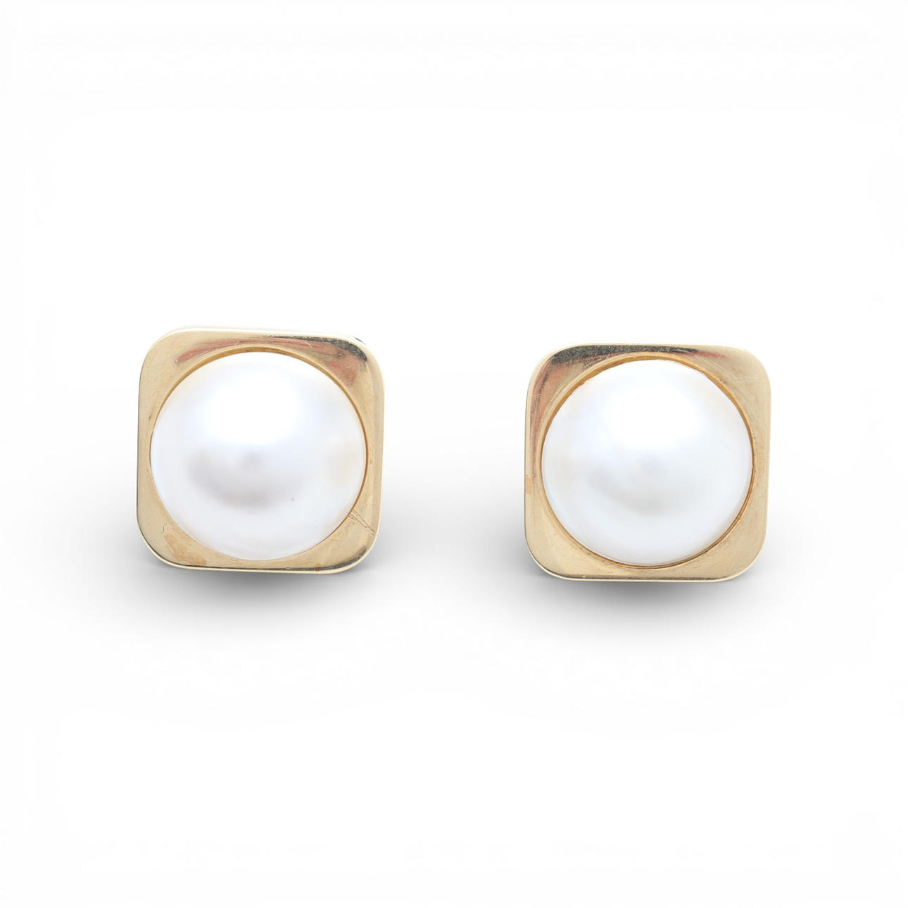 Gold and mabé pearls earrings.