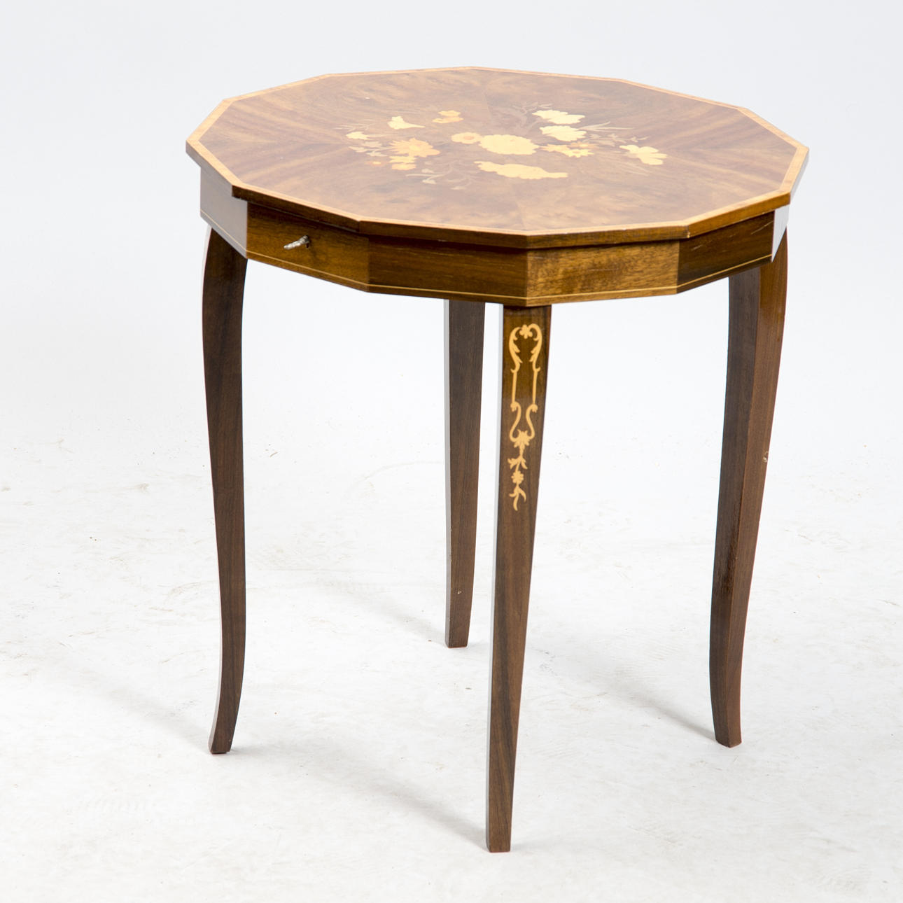 SYBORD MED SPELDOSA, mahogny med intarsia, sent 1900-tal.