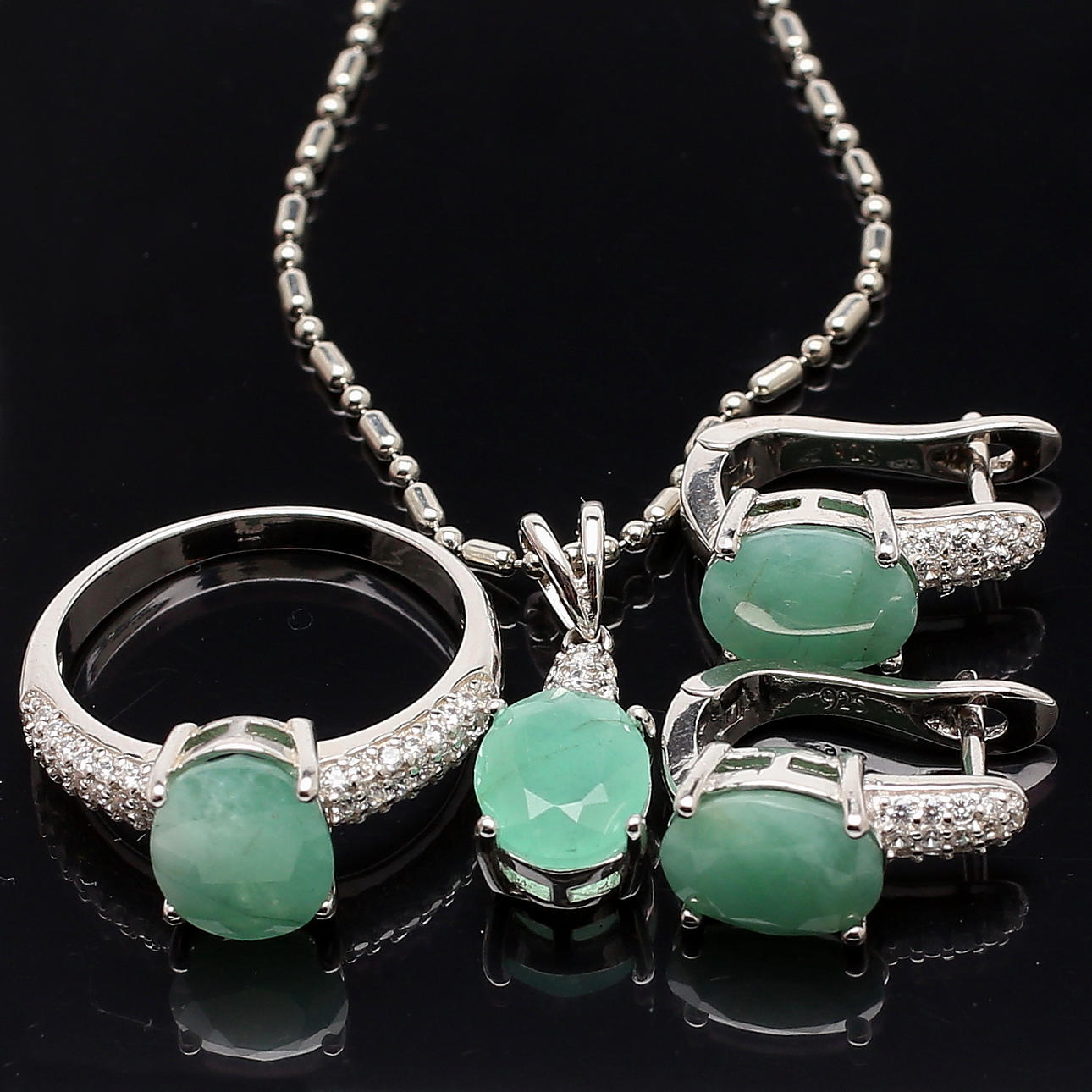 SMYCKESSET, sterlingsilver, 83 st Cubic zirkon samt 4 st smaragder, totalvikt 12,45 gram.