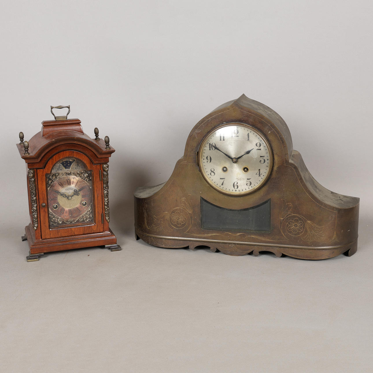 A 20TH CENTURY TABLE CLOCK TOGETHER WITH A MANTLE CLOCK (2). Clocks ...
