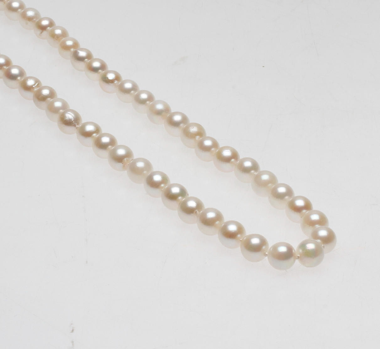 PÄRLCOLLIE MED 18K VITGULD I LÅS.