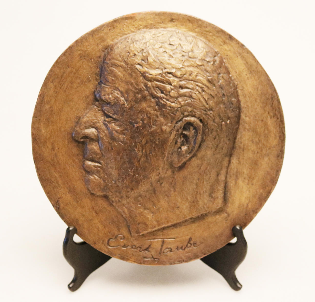 ASTRI BERGMAN TAUBE. RELIEF, Gips/konstmassa, föreställande Evert Taube, nr 262 av 450, 1974.