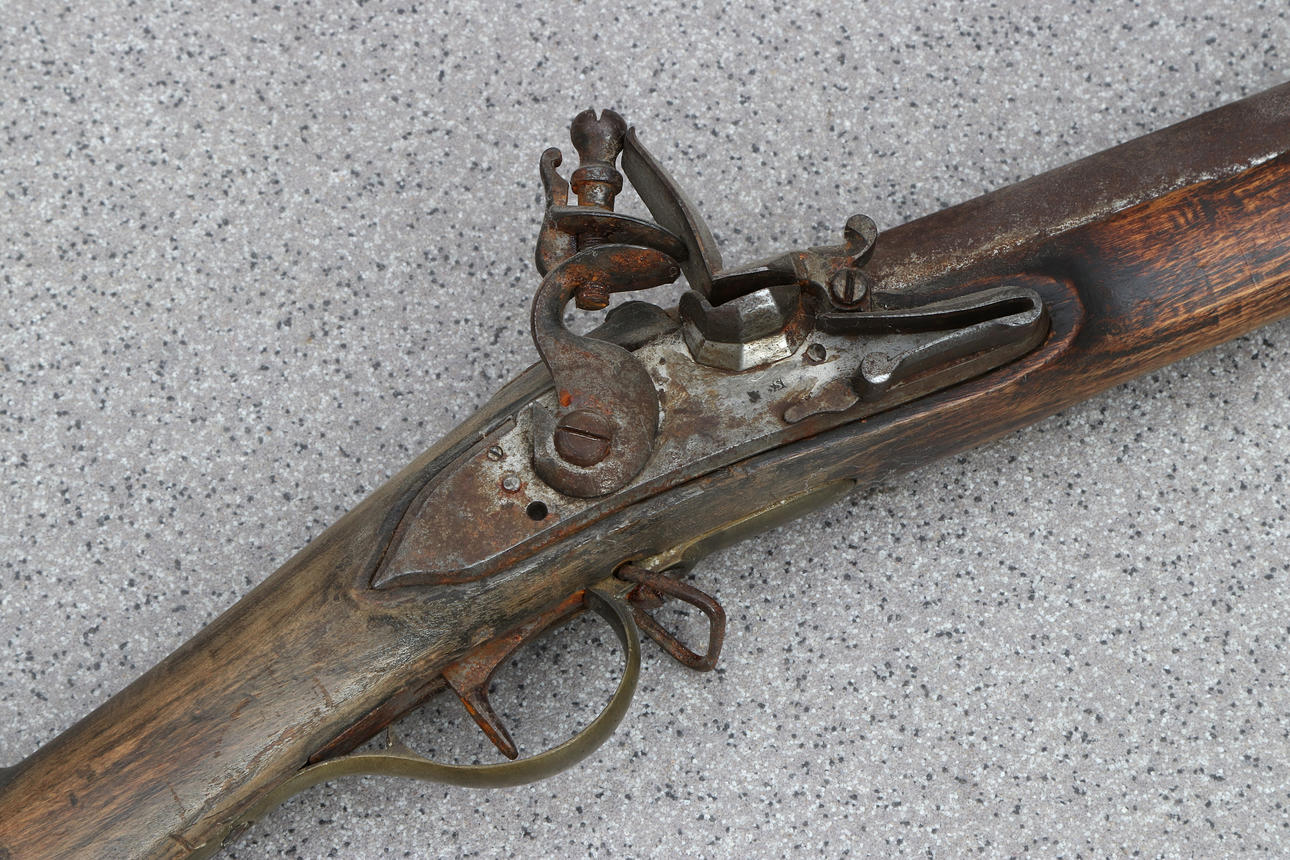 FLINTLOCK RIFLE. Sweden, M/1791. The socket bayonet with poor fit is ...