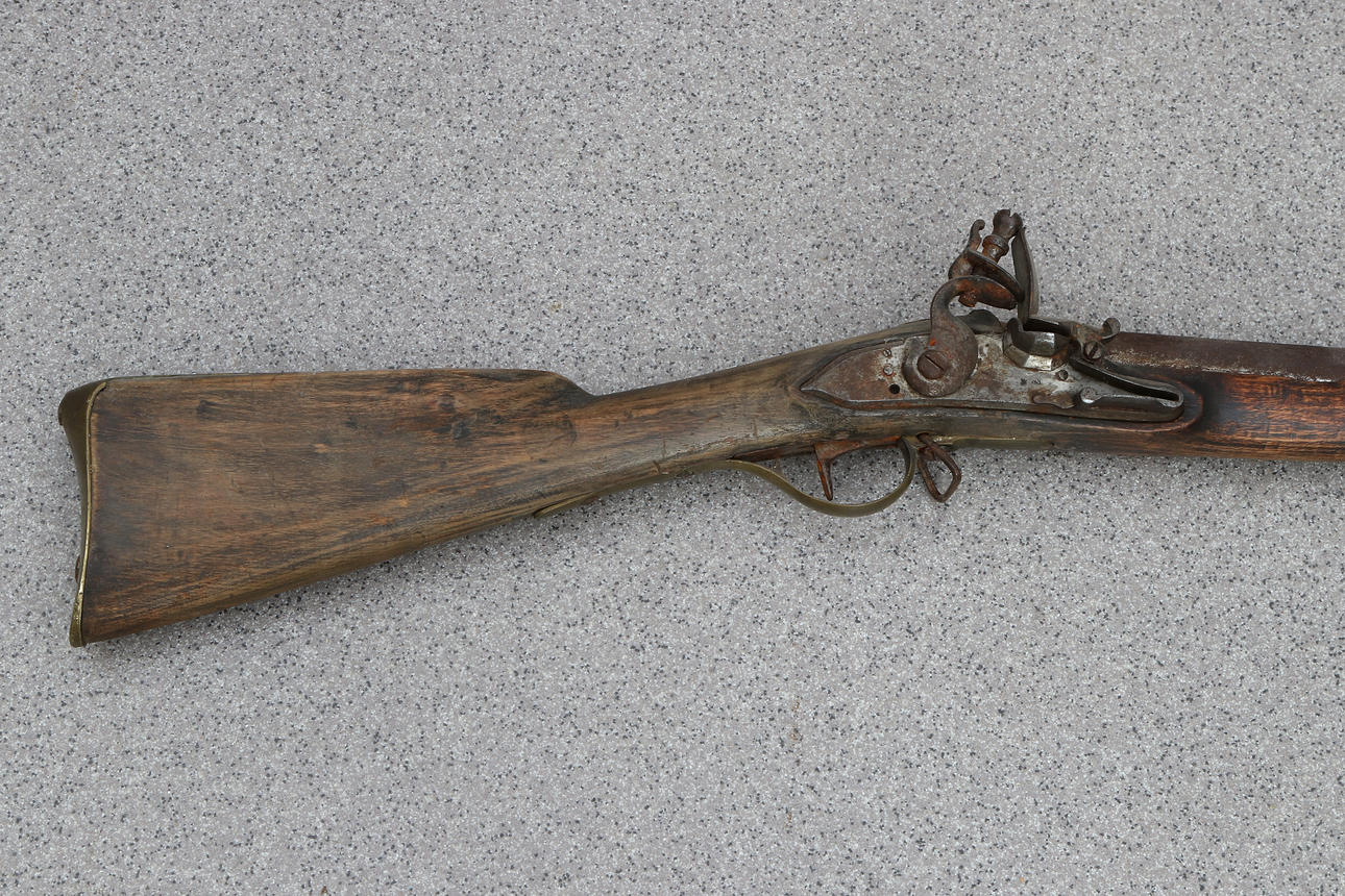FLINTLOCK RIFLE. Sweden, M/1791. The socket bayonet with poor fit is ...