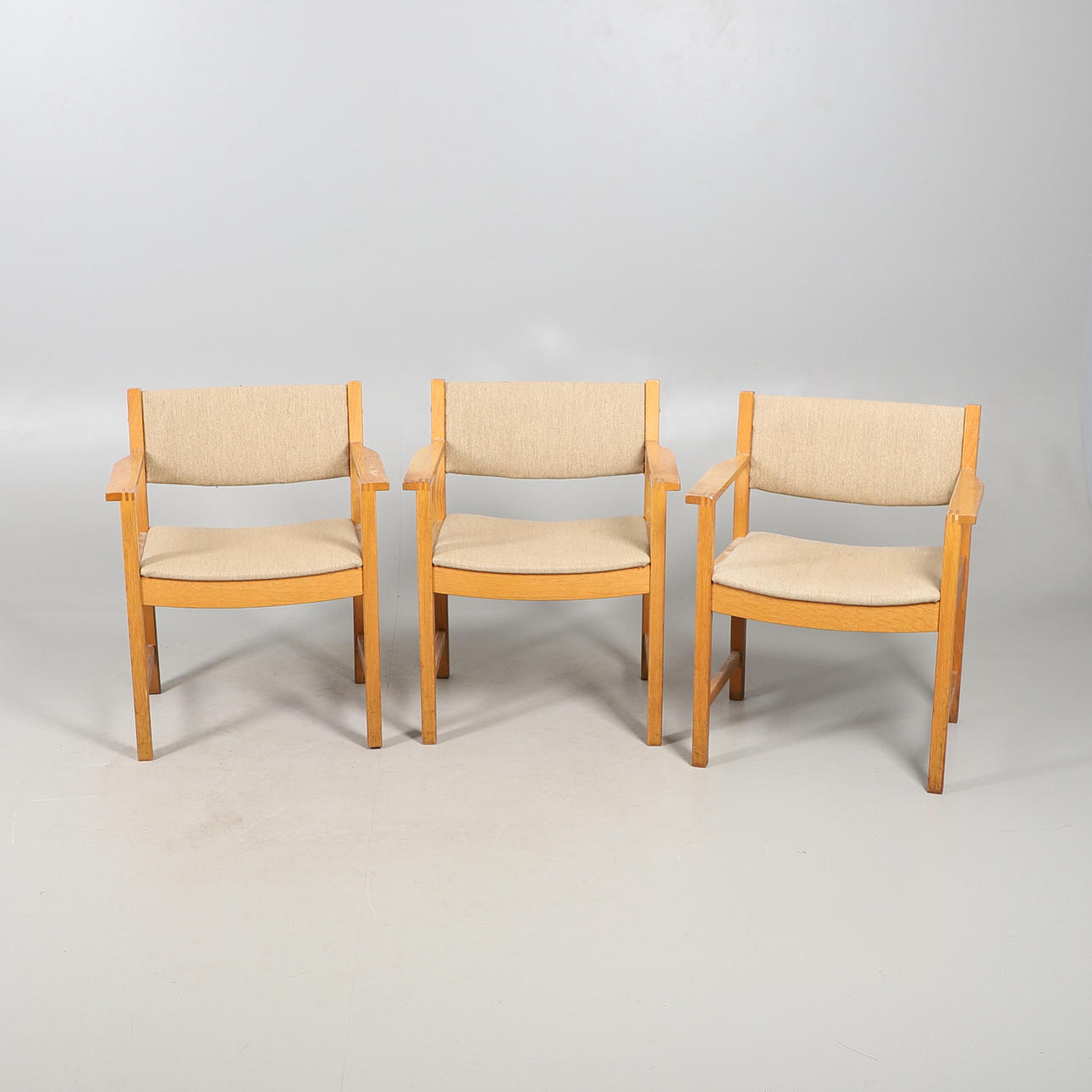 GORDON RUSSELL (1892-1980). TRE ARMBÅGSSTOLAR. Möbler - Fåtöljer ...
