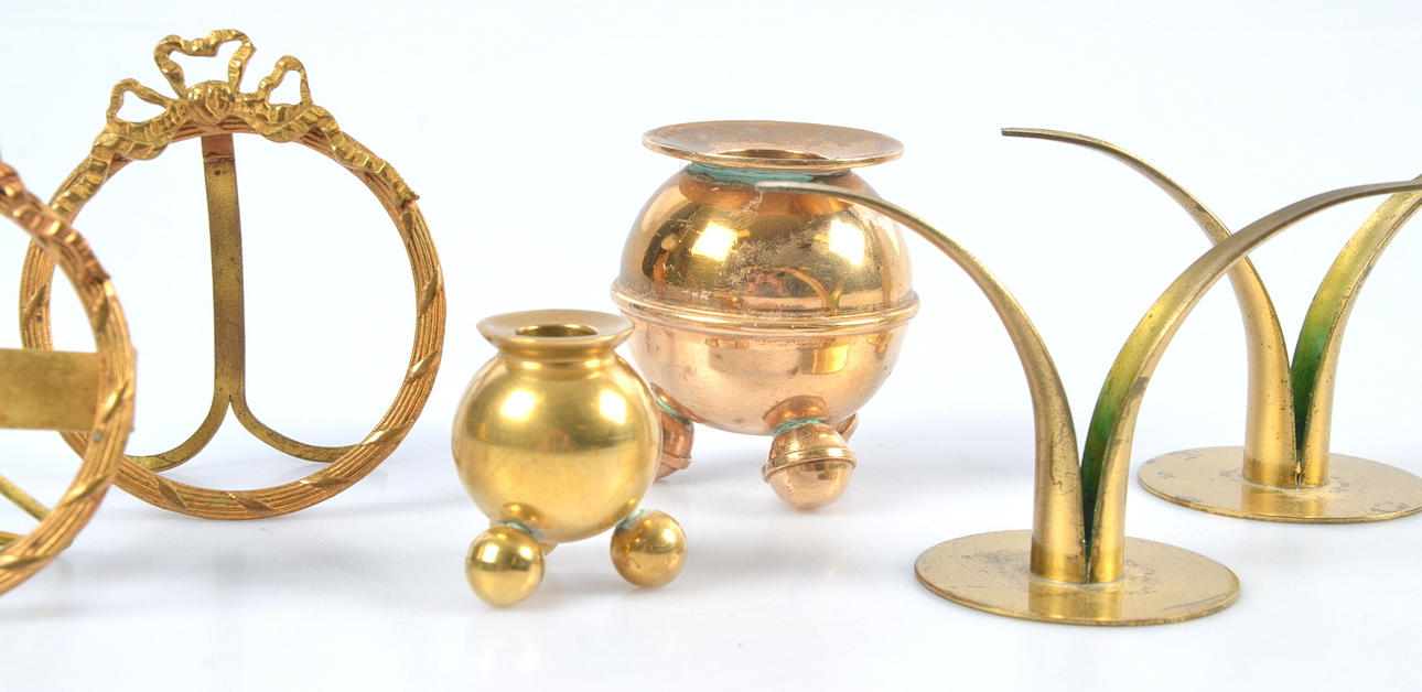 LJUSSTAKAR SAMT MINIATYRRAMAR, mässing.